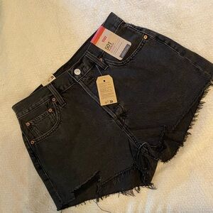 Size 28 high-rise fitted through the hips original style Levi’s 501